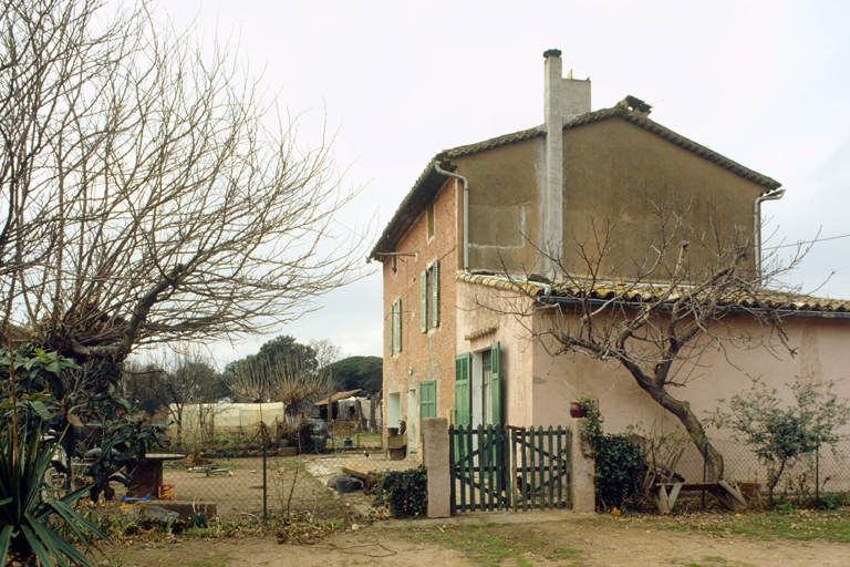 Vue prise de l'est. La pièce d'habitation couverte en appentis au premier plan a été rajoutée depuis l'époque de l'enquête. ; Ferme à la Miquelette.