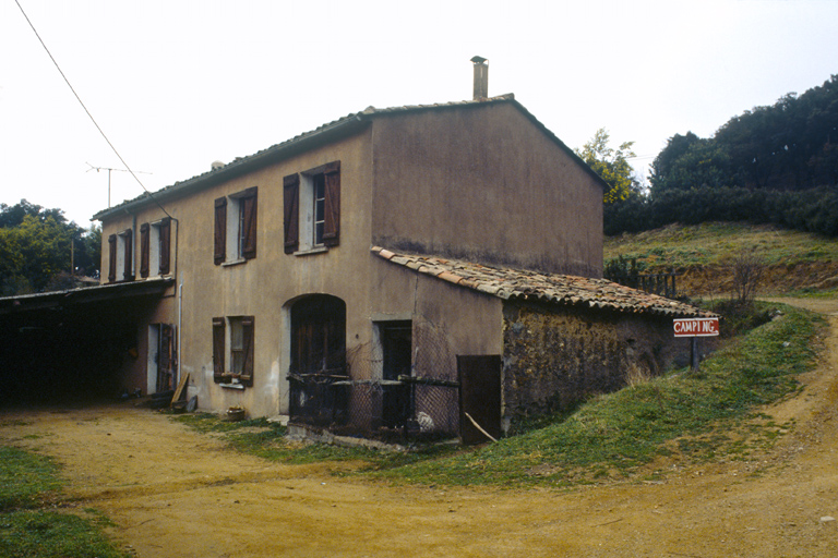 Logement et porcherie nord. Vue rapprochée. ; Ferme à Langoustoua.
