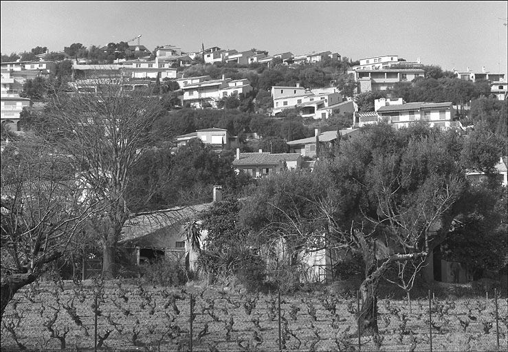 Saint-Clair, avenue André Gide. Vue générale avec ferme ancienne au premier plan, depuis le sud.