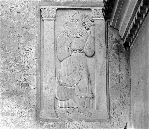 Chapelle. Détail, bas relief représentant Saint François d'Assise situé à gauche du porche d'entrée.