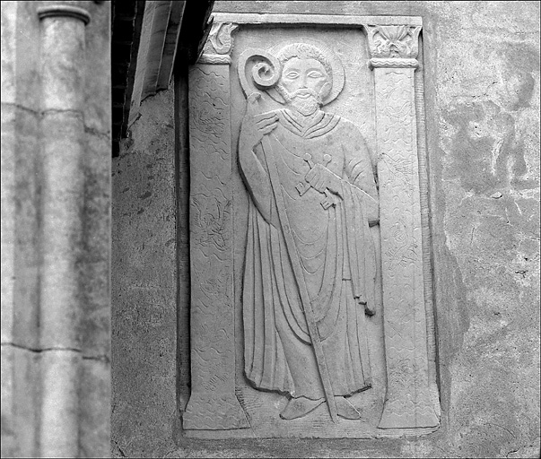 Chapelle. Détail, bas relief représentant Saint Pierre, à droite du porche d'entrée.