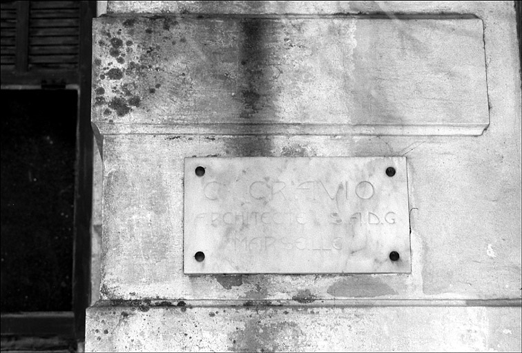 Détail de la plaque portant le nom de la maison, sur la façade nord.