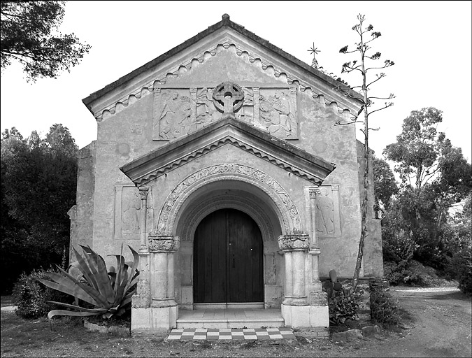 Chapelle. Vue d'ensemble de la façade antérieure.
