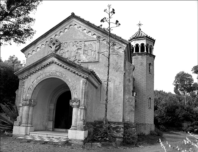 Chapelle. Vue d'ensemble de la façade antérieure avec clocher en arrière plan.