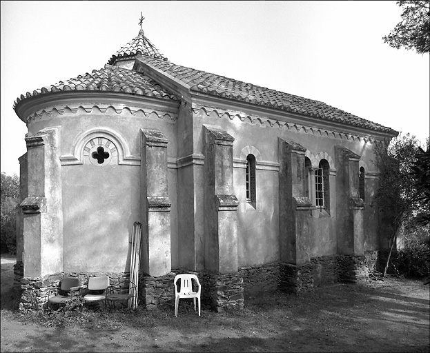 Chapelle. Vue d'ensemble de la façade latérale.