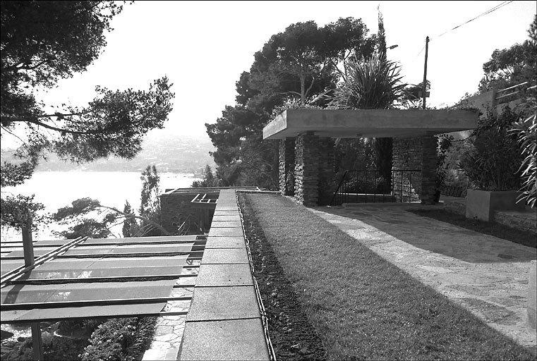 Détail, vue du jardin aménagé sur la dalle de couverture avec porche d'entrée au second plan, depuis l'est.