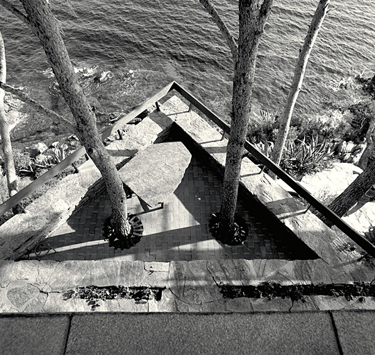 Détail, vue partielle de la terrasse du premier étage de soubassement, depuis la dalle de couverture.