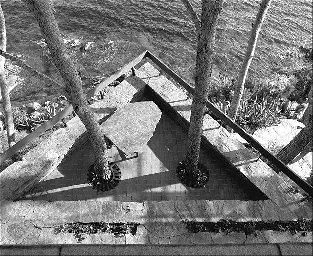 Détail, vue partielle de la terrasse du premier étage de soubassement, depuis la dalle de couverture.