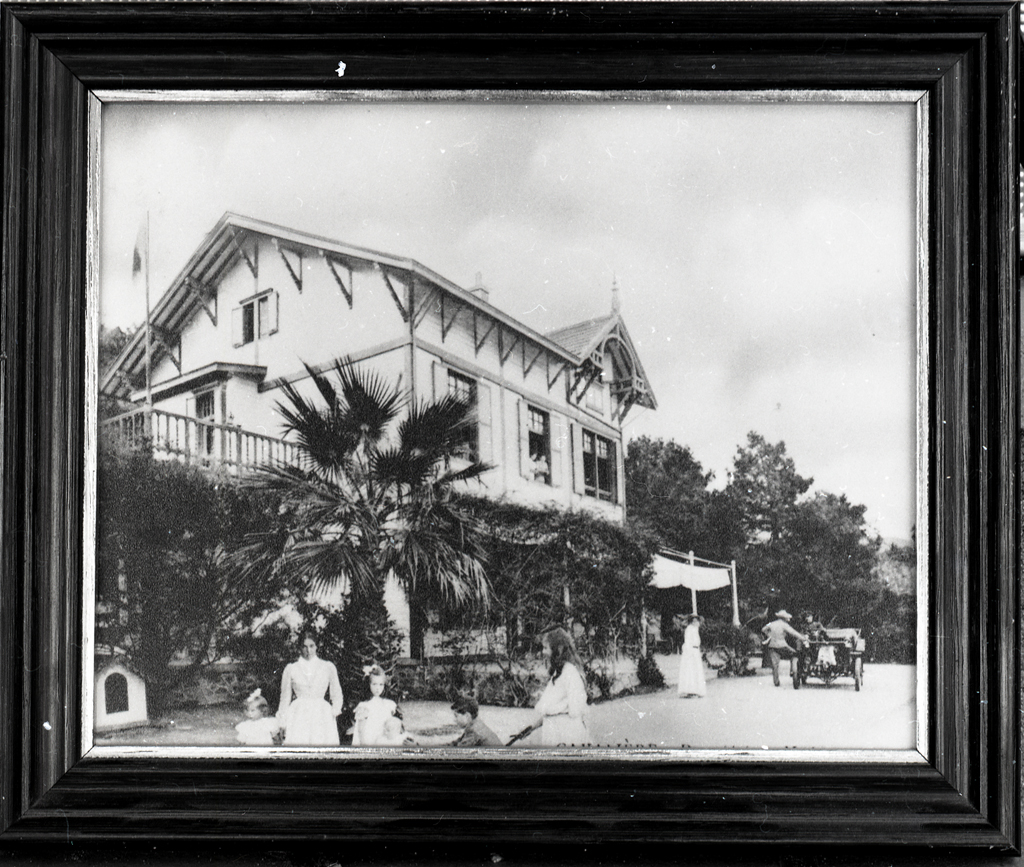 [Maison au domaine du Layet, Le Lavandou. Façades ouest et sud.], [vers 1890].