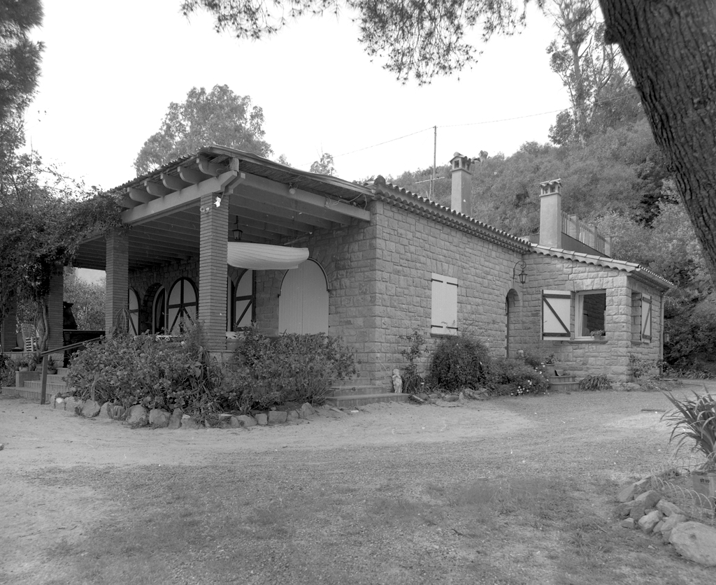 Vue d'ensemble des façades sud et Est de la maison reconstruite en 1951.