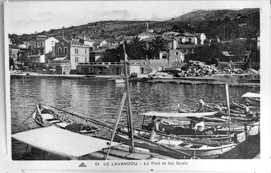 Le Lavandou - Le port et les quais, [vers 1930]. La villa Le Château prise de l'est.