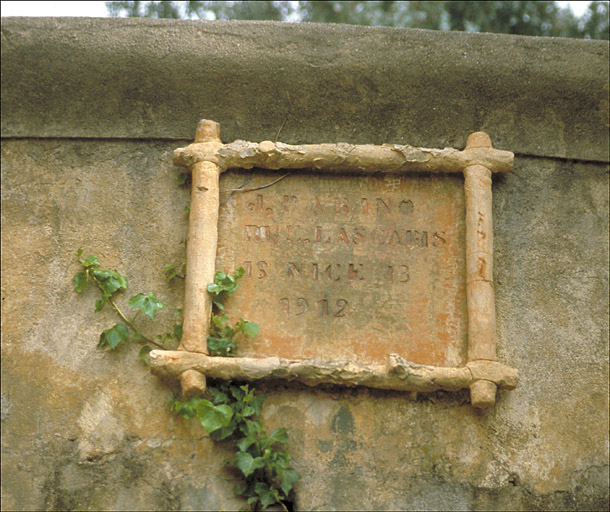Plaque d'entrepreneur fixée sur le château d'eau construit dans le jardin.