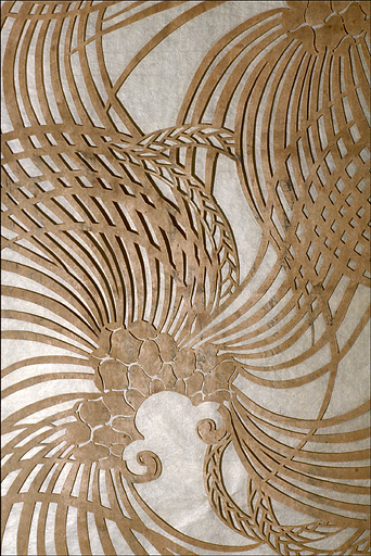 Détail: papier découpé au recto ayant pu servir de pochoir, anciennement situés dans le double vitrage de la porte de communication entre la salle à manger et le salon (oeuvre non signée).