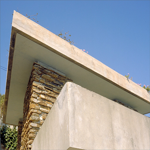 Détail, l'angle sud-ouest de la partie supérieure de la façade sud.