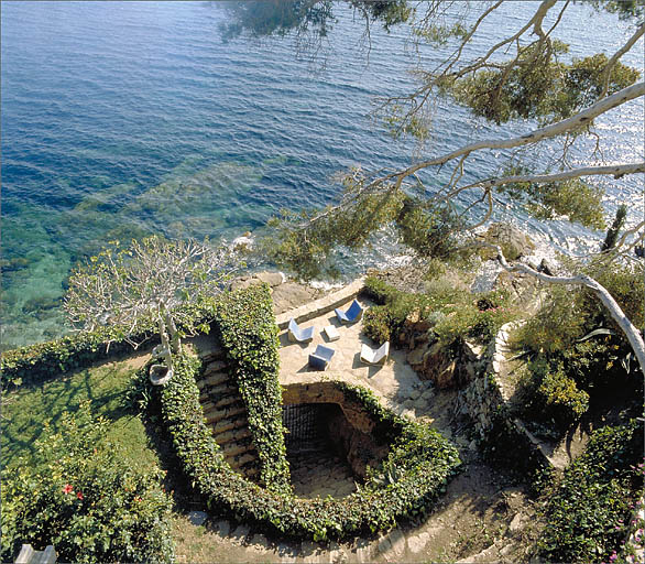 Détail, vue partielle du jardin depuis la terrasse du deuxième étage de soubassement.