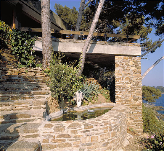 Détail, vue du bassin situé sous la partie triangulaire de la terrasse du premier étage de soubassement.