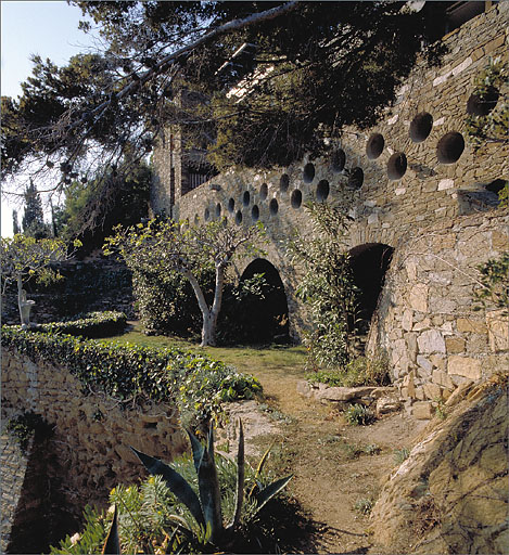 Détail, vue du jardin et des murs de soutènement des terrasses, depuis le sud est.