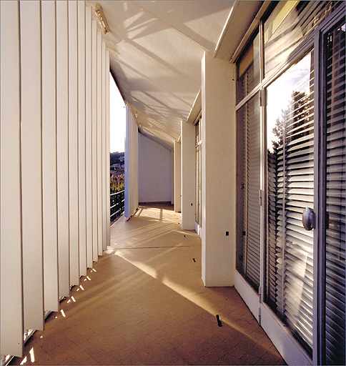 La terrasse sur la façade sud vue depuis l'est.