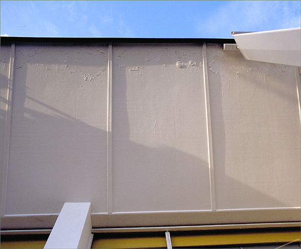 Détail, le plafond métallique de l'auvent situé au dessus de la terrasse.