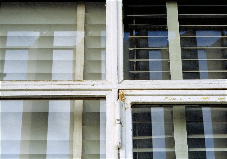 Vue de détail des menuiseries métalliques des portes-fenêtres, sur la façade sud.