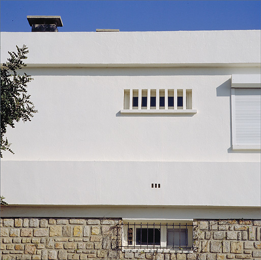 Vue partielle de la façade est.