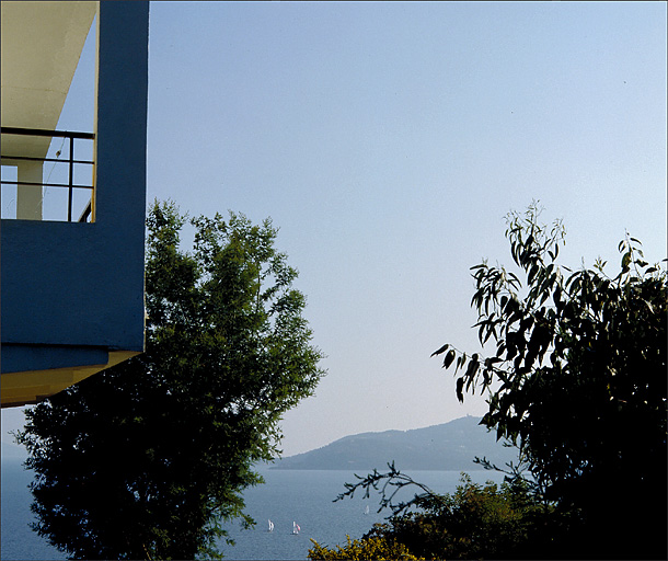 La vue sur mer depuis le jardin.