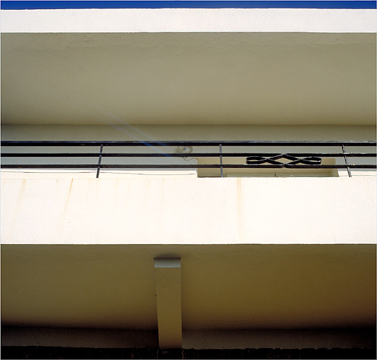 Terrasse en porte-à-faux et gardes-corps en fer-forgé sur façade sud.