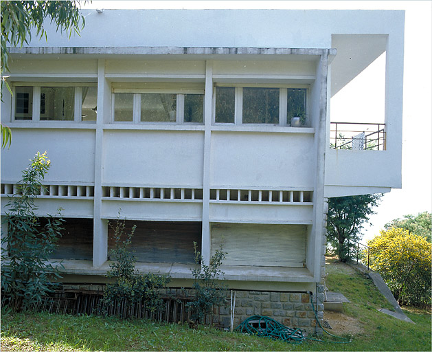 Vue de détail des travées et de la terrasse en porte-à-faux sur la façade nord.