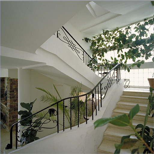 Vue de l'escalier entre le rez-de-chaussée et le premier étage.