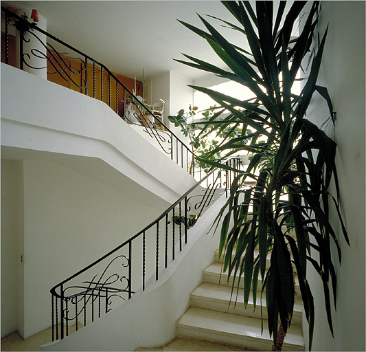 Vue intérieure. L'escalier entret le premier et le dernier étage.