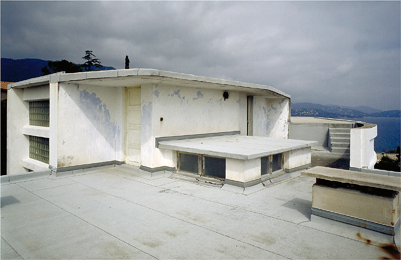 L'auvent en porte à faux surmontant le volume de la cage d'escalier, vu depuis le toit. Détail.