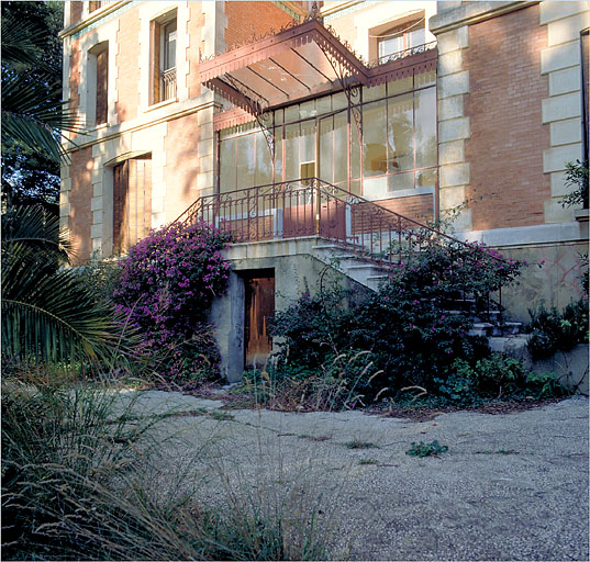 L'escalier sur la façade sud. Vue depuis le jardin.