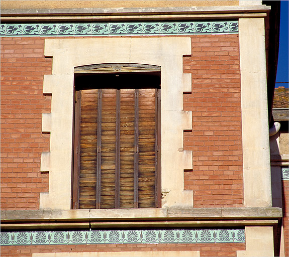Villa. L'aile occidentale sur la façade méridionale. Encadrement de fenêtre en faux appareil et frises en carreaux de céramique. 