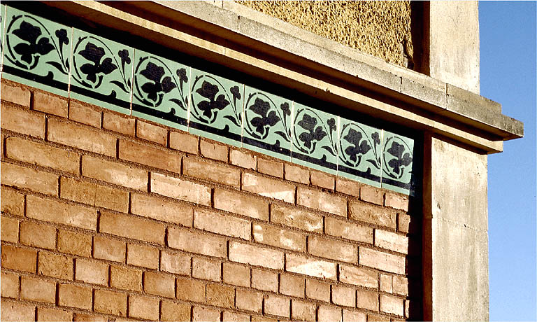 Villa. La face ouest du second étage de l'aile est sur la façade méridionale. Frise en carreaux de céramique polychrome.