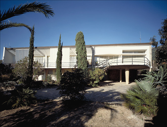 Vue d'ensemble de la façade sud, depuis le jardin.
