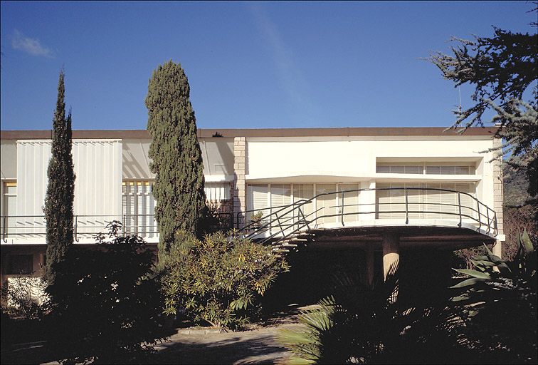 Vue partielle de la façade sud, depuis le jardin.
