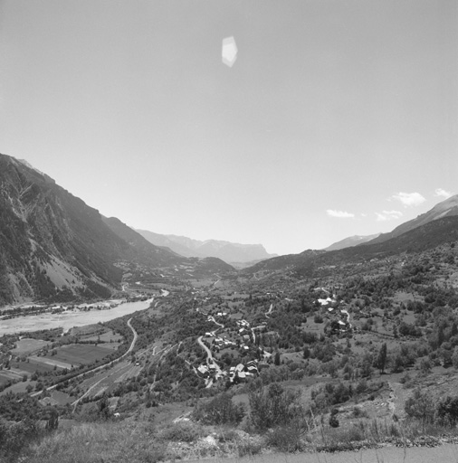 La vallée de la Durance, vue prise de l'église de Réotier vers le sud.