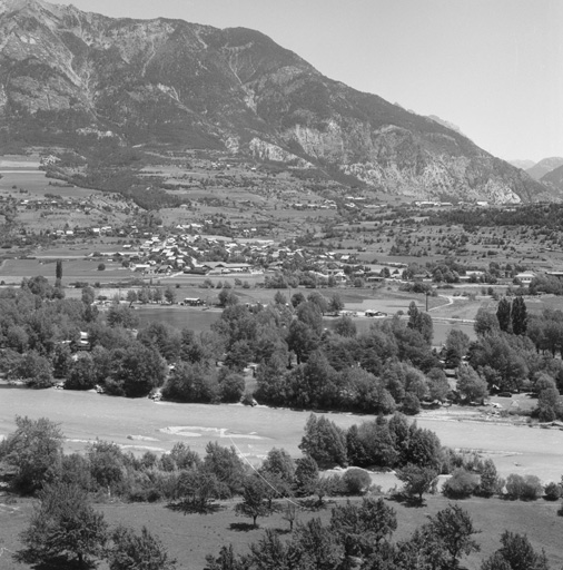 La vallée de la Durance au nord de Montdauphin. Vue prise de la rive droite.