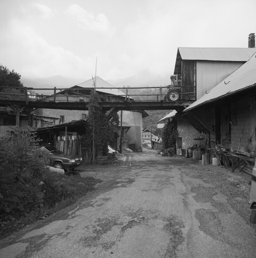 Le plan incliné d'accès à la grange. Vue de situation prise du nord-est.