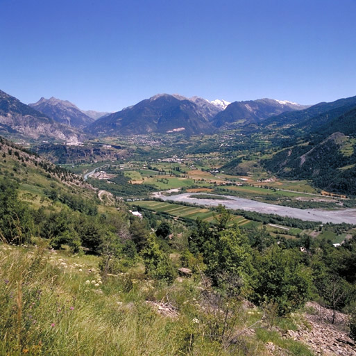 La vallée de la Durance. Vue prise de Réotier vers Montdauphin.
