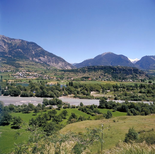 Vue de situation de Montdauphin prise de la rive droite de la Durance.