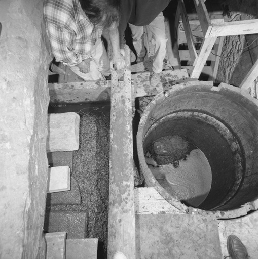 Vendanges et vinification en 1996. Détail du tuyau placé entre la maie et la cuve.