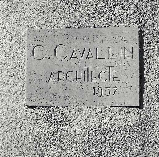 Portail sud. Plaque gravée avec le nom de l'architecte et la date de la maison.