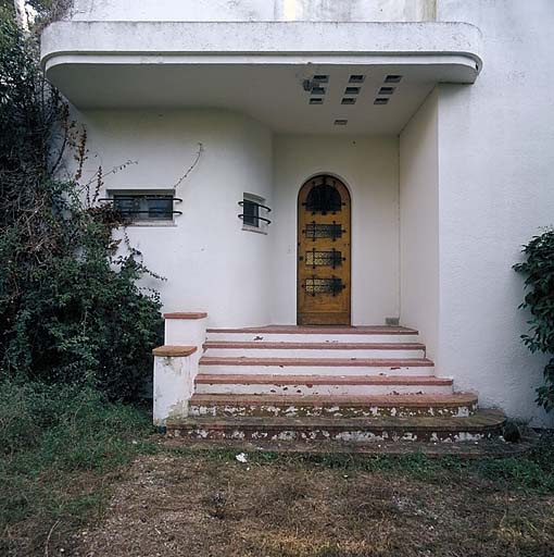 Façade antérieure ouest. Porche d'entrée.