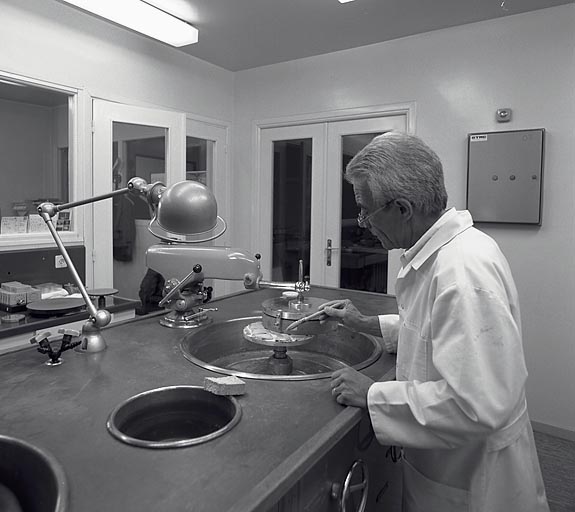 Vue générale de la machine en fonctionnement avec un opticien controlant l'usinage d'un miroir.