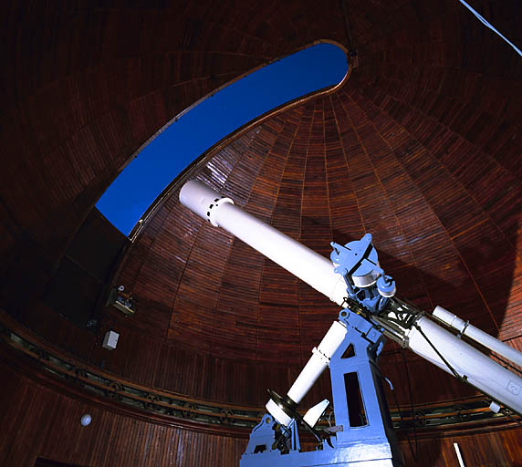 Vue du lambris du dome de la coupole Charlois et de l'axe horaire de la monture équatoriale allemande de la lunette astronomique de 0,38m d'ouverture, trappe de la coupole astronomique ouverte.