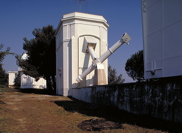 Vue de l'abri de l'instrument équatorial avec le wagon de protection de la lunette ouvert.