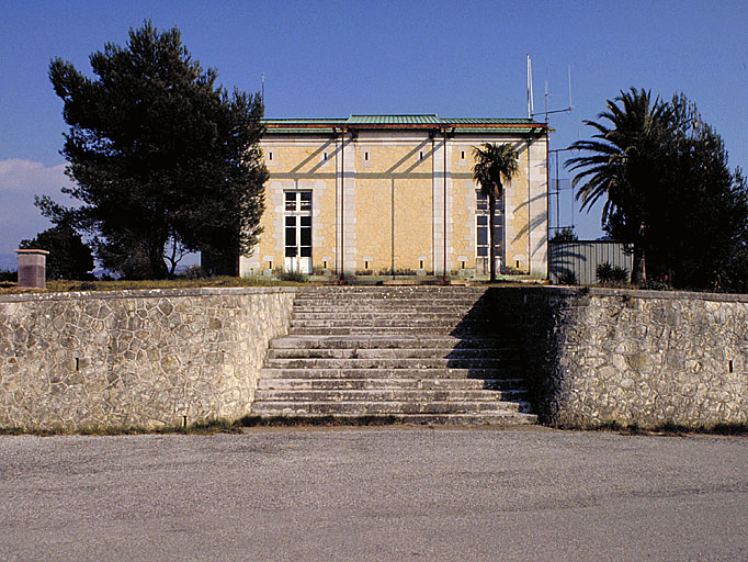 Vue ouest de l'abri de l'instrument méridien.