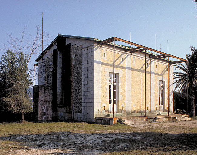 Vue nord-ouest de l'abri de l'instrument méridien.