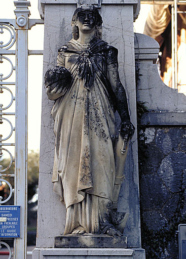 Vue de la statue de l'Astronomie.